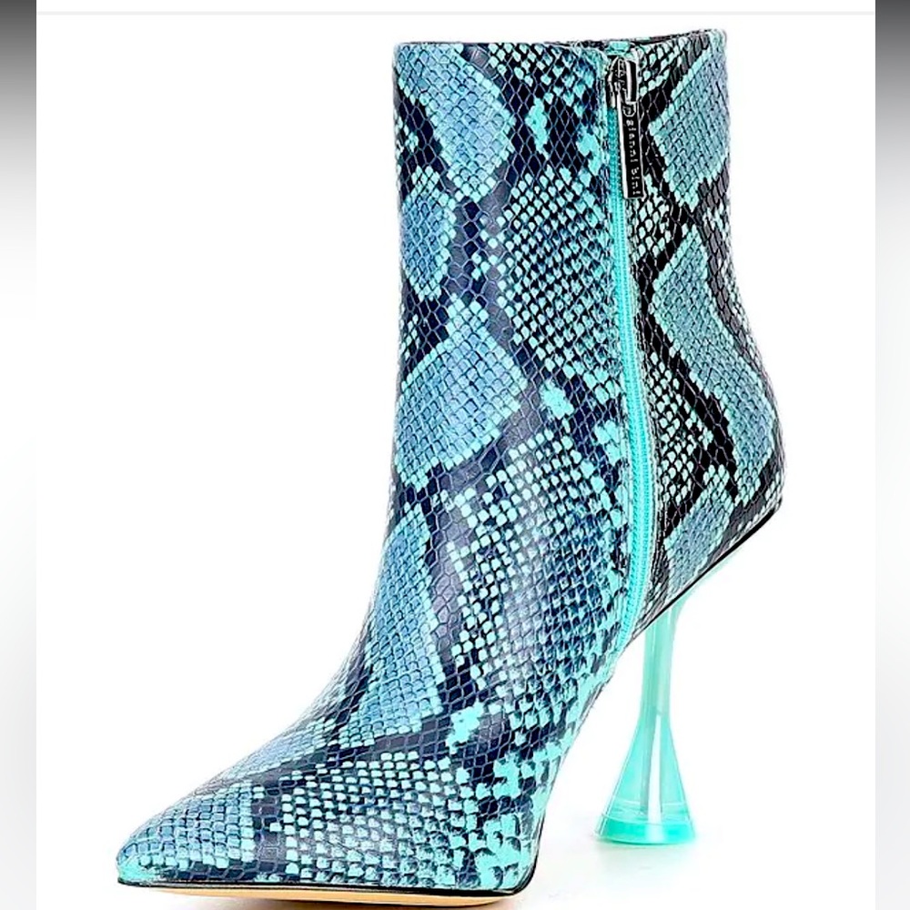 Gianni Bini
Blue Snake Print Leather Heel Booties.heels,zipper comfy sole.